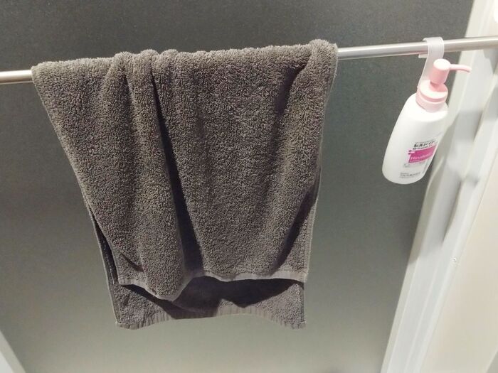 【セリア】えっ、これにフックがつくの！？どんなアイテムにも「ピタッ」と密着。小物を空中収納できる便利グッズが優秀すぎた♪