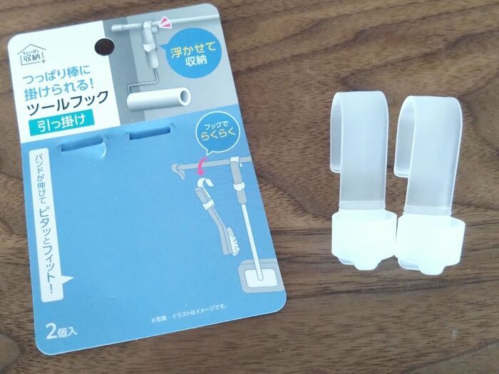 【セリア】えっ、これにフックがつくの！？どんなアイテムにも「ピタッ」と密着。小物を空中収納できる便利グッズが優秀すぎた♪