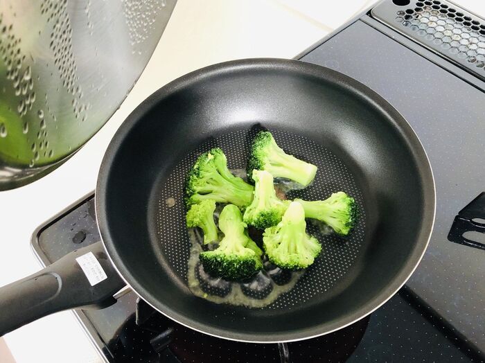 電子レンジは使いません。「冷凍ブロッコリー」はこの方法で断然美味しく仕上がります♪