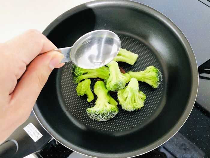電子レンジは使いません。「冷凍ブロッコリー」はこの方法で断然美味しく仕上がります♪