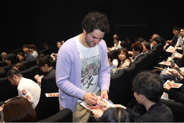 イベント後には自ら客席を回ってサインを行なうファンサービスも！ [c] 2025 Real Hero Rights LLC