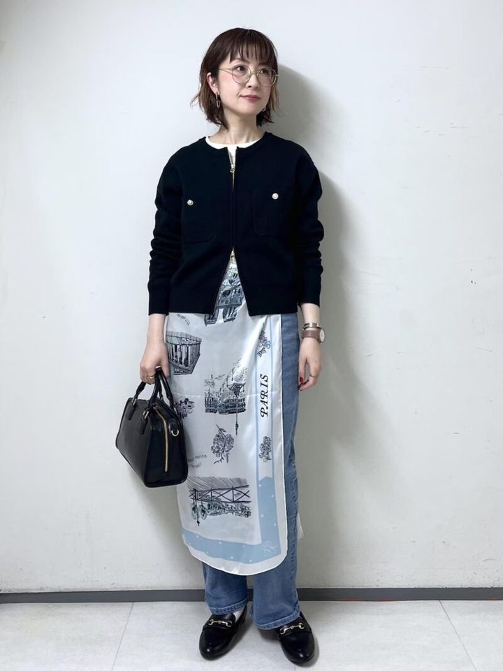 縦ライン強調！“大判スカーフ”のアシメ巻き