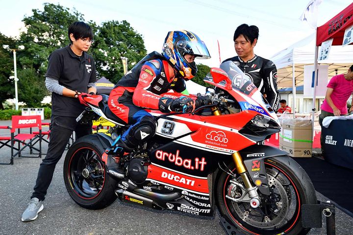 【ライディングパーティに参加してプロのアドバイスを受けるのが近道】「スキルアップの近道はプロライダーに教わること」というのは、ライディングフォームに関しても同じです。自分のフォームを客観的に分析することも大切ですが、プロに直接確認してもらいながらレクチャーを受けるほうが手っ取り早い方法です。本誌が主催しているサーキット走行会のライディングパーティでは、希望者が無料で受けられるライディングフォームチェックも実施中。ぜひ参加して、“プチスクール”として活用してください。