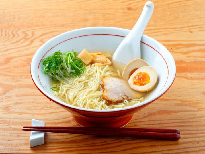 All About ニュース編集部が全国250人を対象に実施した「お土産に関するアンケート」の調査結果から、話のネタになりそうな「北海道のお土産」ランキングを発表！ 2位「ブロッコリーら〜麺（オトプケ）」を抑えた1位は？※画像はイメージです