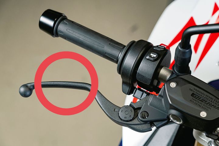 【ライテク基礎】指の掛ける位置でクラッチ操作が激変！ドッグレッグレバーを使いこなすコツ