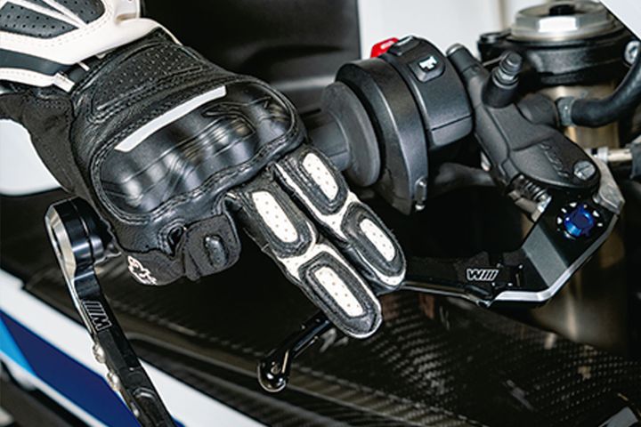 【ライテク基礎】指の掛ける位置でクラッチ操作が激変！ドッグレッグレバーを使いこなすコツ