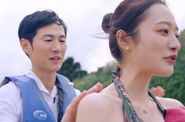 石丸伸二、美女の背中に日焼け止めを塗り「人生で初めて」