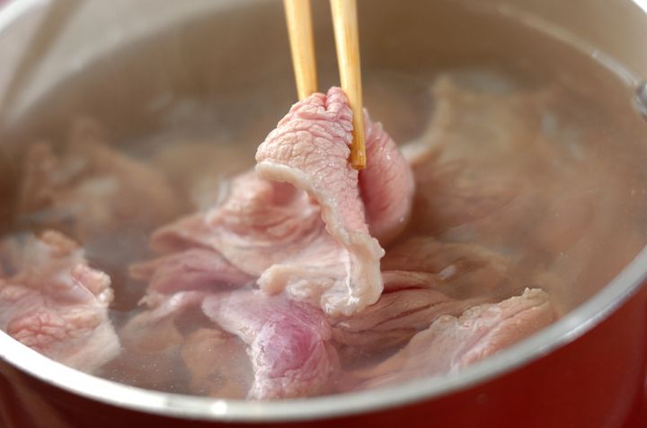 豚しゃぶとアボカドの大葉和えの作り方1