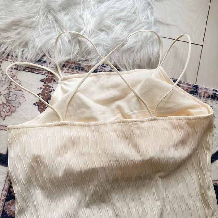 画像: バックスタイルも抜かりないクロスデザイン