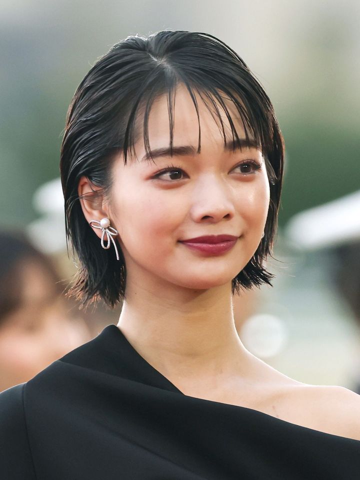 「風、薫る」で一ノ瀬りんを演じる見上愛。第92回日本ダービーの表彰式で