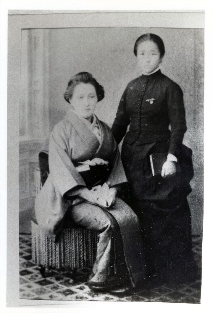 知命堂病院の看護師長となった大関和（右）、知命堂病院院長夫人の瀬尾ソノと