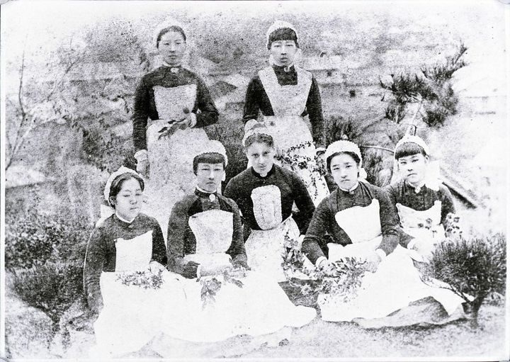 桜井看護学校1期生の卒業写真、前列右から2番目が大関和