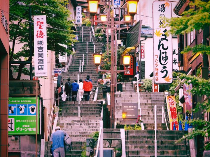 群馬県渋川市の伊香保温泉は、万葉集にも詠まれた1900年以上の歴史を誇る名湯です。街のシンボル「365段の石段街」を中心に、レトロな情緒と豊かな自然が融合した温泉地が広がります。「黄金の湯」と「白銀の湯」の2つの源泉が多くの旅人を癒しています。