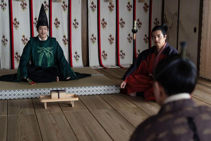 足利義昭（尾上右近）、明智光秀（要潤）／大河ドラマ「豊臣兄弟！」第11回より ©️NHK