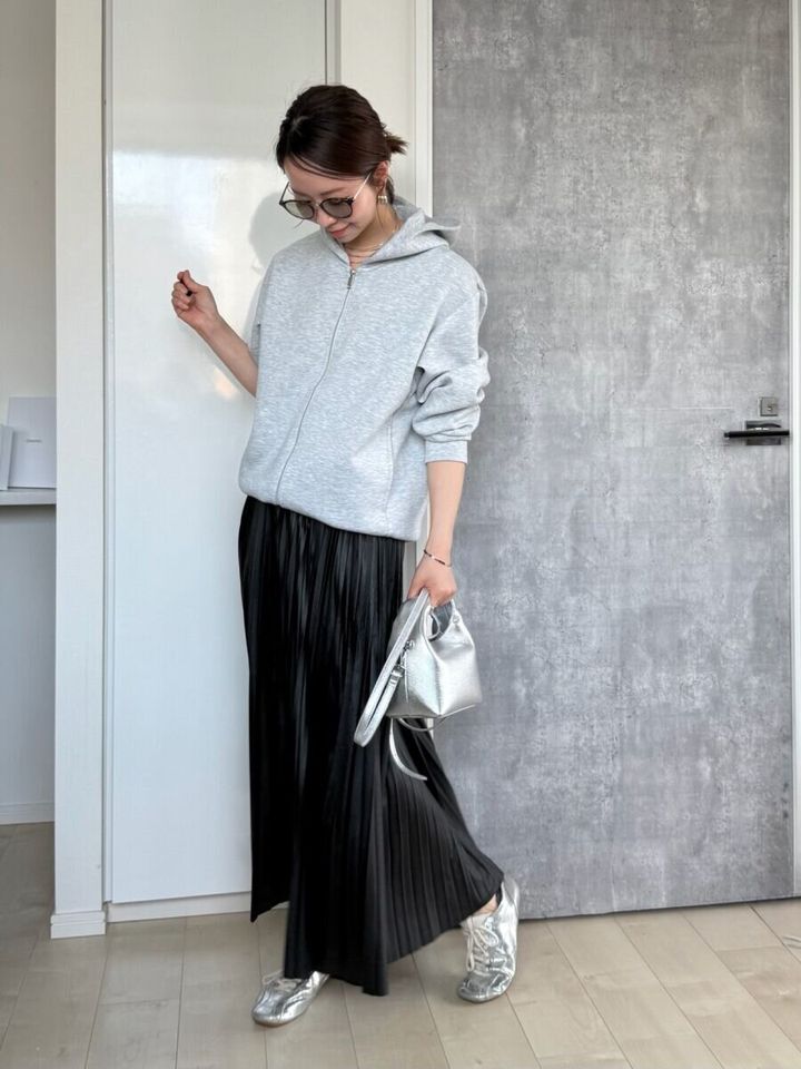 GU パフスウェットフルジップパーカ レザースカートきれいめコーデ