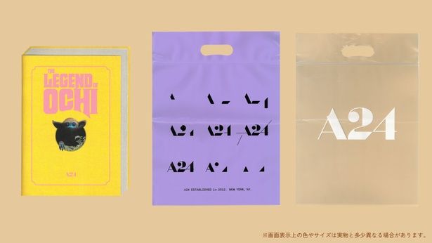 【写真を見る】グラフィックデザイナーの大島依提亜デザインの劇場用プログラム＆A24ショッパー [c] 2024 KURKAMART LLC AND IPR.VC FUND II KY. ALL RIGHTS RESERVED.