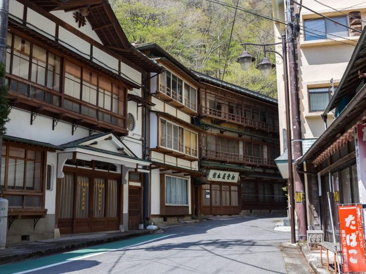 栃木県那須塩原市に位置する板室温泉は、約1000年の歴史を誇り「下野の薬湯」と称される名湯です。国民保養温泉地に指定された静かな温泉地で、無色透明のお湯は体の芯まで温まると評判。豊かな自然に囲まれ、カヌーなどのアウトドア体験も充実しています。