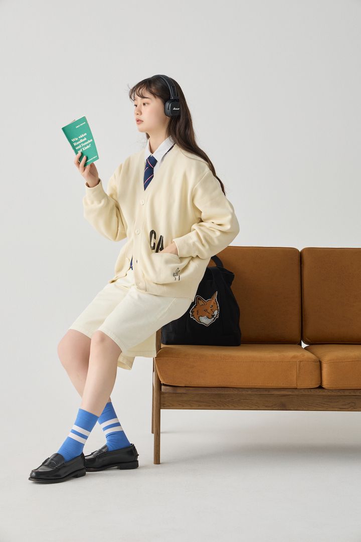 春の淡色プレッピースタイル。鮮やかなブルーソックスでキリッとアクセントを【FUDGE FRIEND おしゃれさんの毎日コーディネート vol.671｜うさみ】