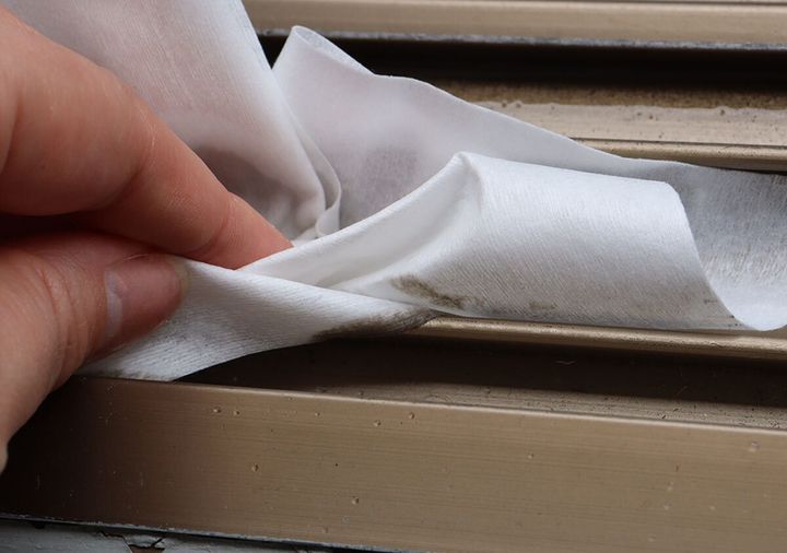 セリアのペーパーウエスは窓のサッシの掃除におすすめのアイテム