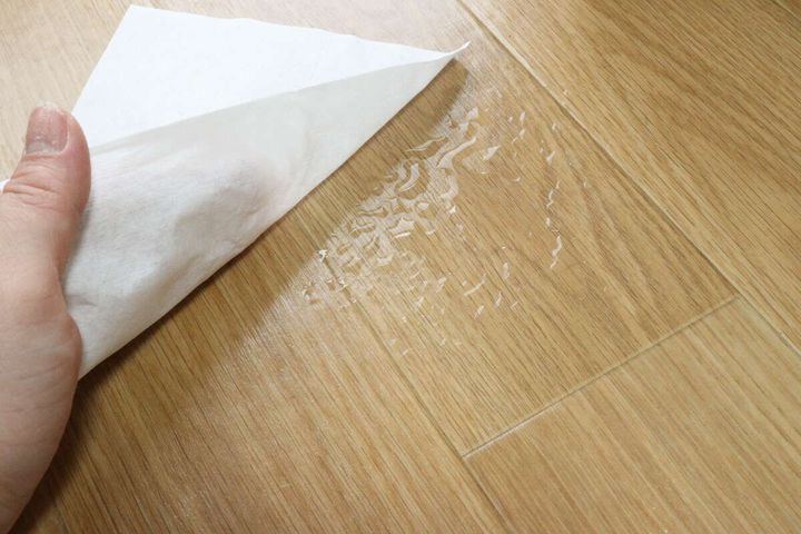 セリアのペーパーウエスで床にこぼれた水を拭く