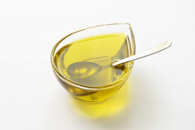 器に入ったオリーブオイル スプーン