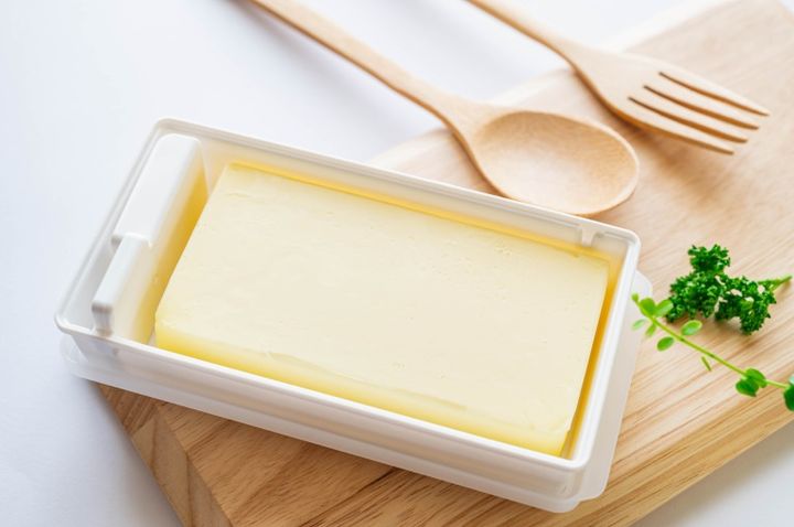 カット付きバターケース に入ったバター 木製カトラリー