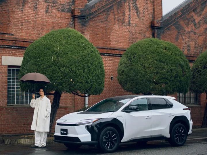 TOYOTA「bZ4X」と俳優・映画監督