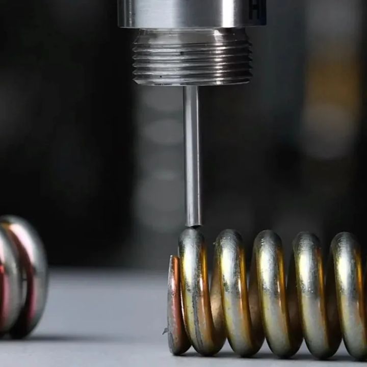 Lab UCI Proを使った実際の硬さ測定の様子