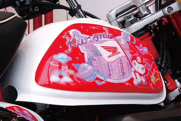 【モンキー125】サンリオ「クロミ」とのコラボパネルが登場！