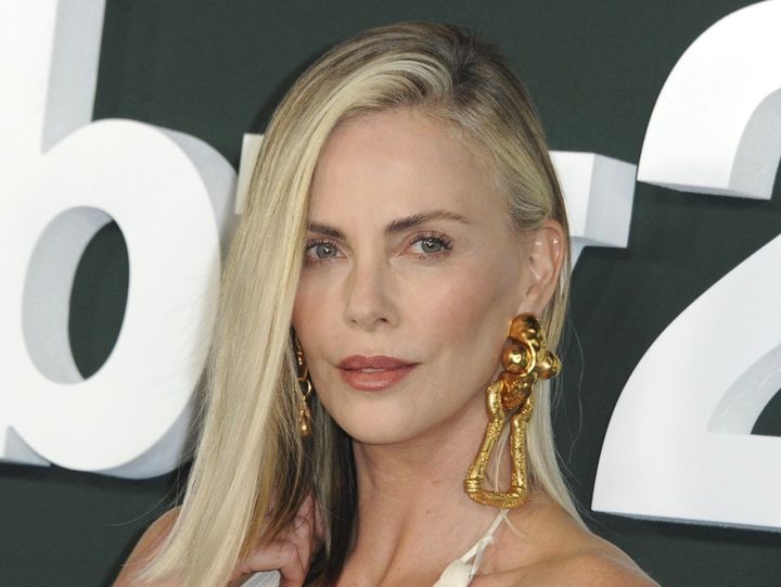 シャーリーズ・セロン、ハワイで子どもたちと休暇 ビーチでリラックスした姿をキャッチ （C）AFLO width=