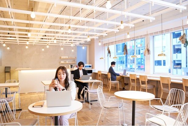 好きな場所で作業ができるオープンなオフィス空間。出張先でも重宝する (C)すとらいぷ / PIXTA(ピクスタ)