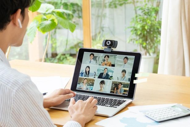 自宅のパソコンにWebカメラ、マイク(音声入力)、スピーカー(音声出力)が内蔵されているかを確認しよう (C)8x10 / PIXTA(ピクスタ)