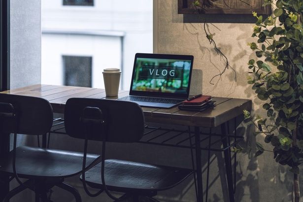 コワーキングスペース利用時に離席する際は、必ずパソコンをスリープモードに。起動時のパスコードも設定しておこう (C)Graphs / PIXTA(ピクスタ)