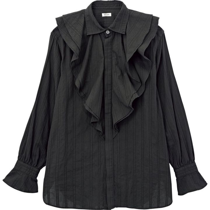 フロントに重なったラッフルフリルがクラシカルなムード。ブラウス￥29,700（オブラダ／シンチ）