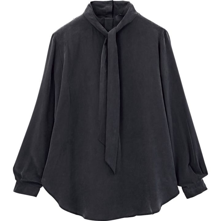 自然なツヤとほのかな起毛感でしなやかなタッチを叶える上質な一着。ブラウス￥23,100（ソージュ／ソージュ オンラインストア）