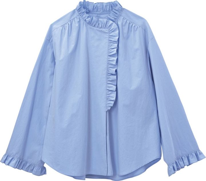 クリーンなサックスシャツに控えめなフリルが上品な甘さ。フリルシャツ￥17,600（ノーリーズソフィー／ノーリーズソフィーアトレ恵比寿店）
