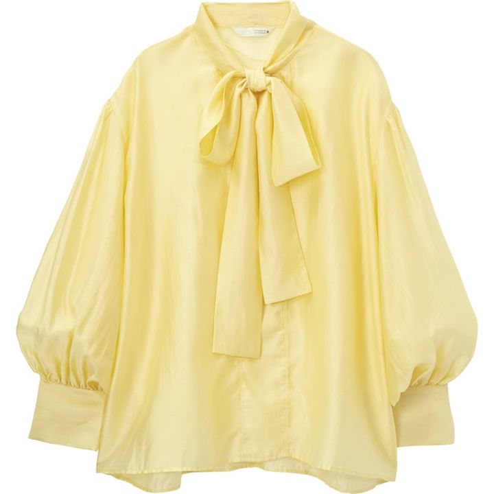 適度なシアー素材とふんわりボリューム袖で、着こなしに立体感が出現。ブラウス￥6,590（ザラ／ザラ カスタマーサービス）