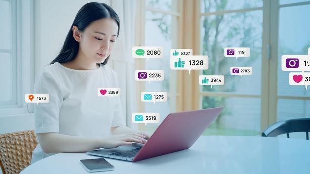SNSの発信力と拡散力をうまく活かし、集客や企業PRに役立てたい (C)metamorworks / PIXTA(ピクスタ)