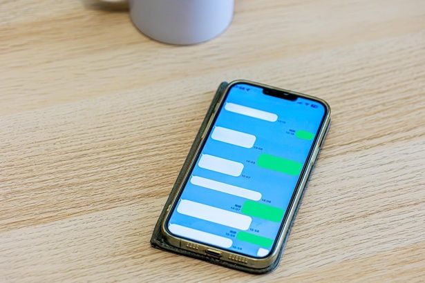 手軽なやり取りだからこそ、距離感を詰めすぎないようにしたい (C)Flatpit / PIXTA(ピクスタ)