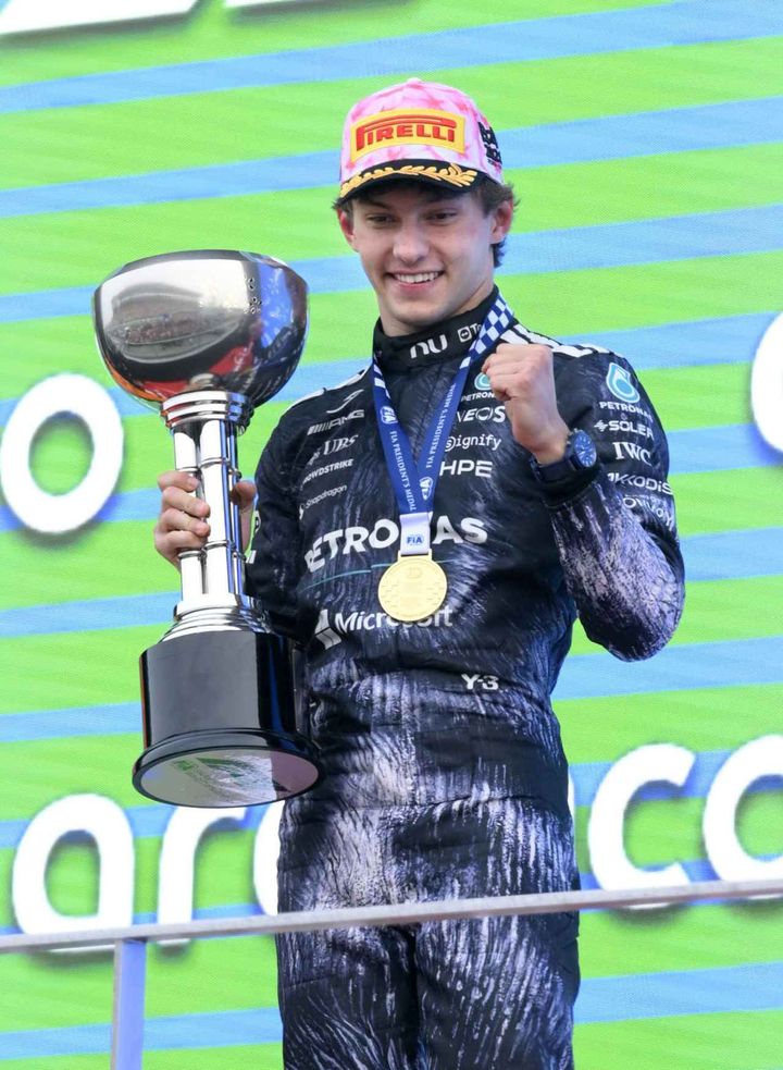 画像: ２勝目のアントネッリ Ｆ１日本ＧＰ決勝 今季２勝目を挙げ、ガッツポーズするメルセデスのキミ・アントネッリ＝鈴鹿サーキット