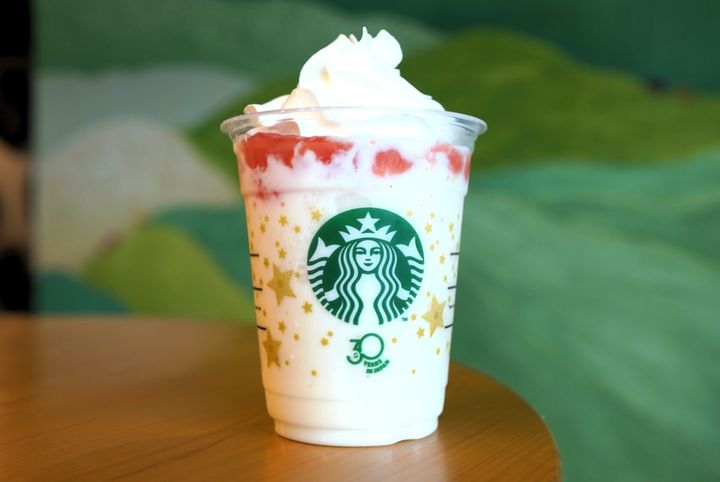 「THE フラペチーノ® of フルーツ-オン-トップ-ヨーグルト with クラッシュ ナッツ」