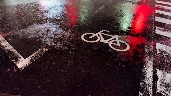 雨の中を走っていたら（画像はphotoAC）