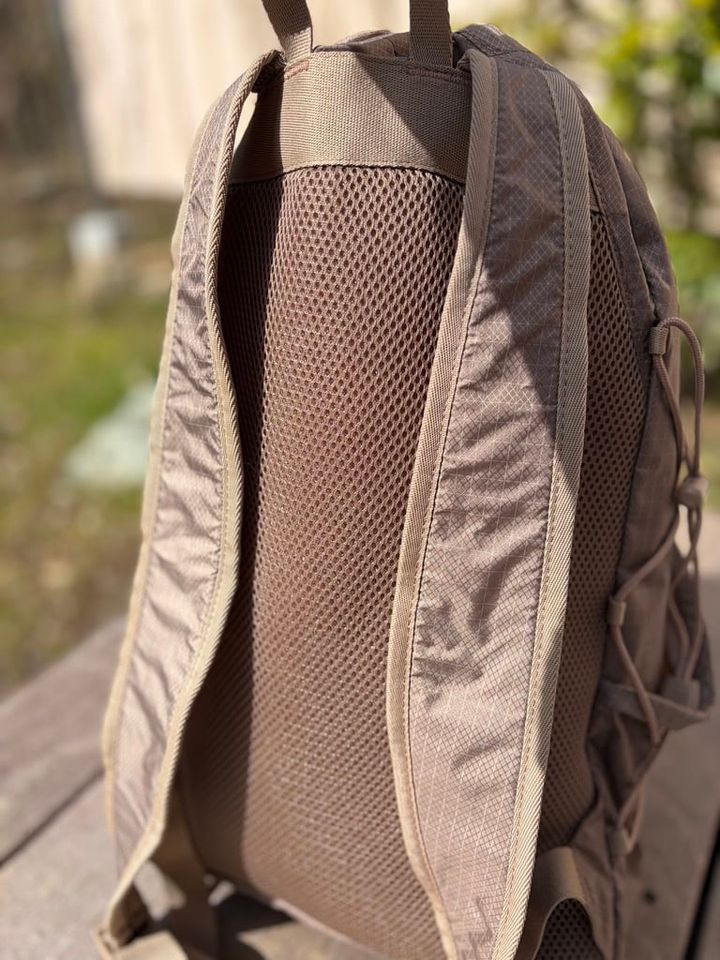 ショルダーハーネスにも本体と同じリップストップナイロンを使用