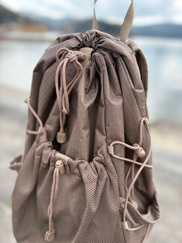 フロントのメッシュポケットもドローコード仕様。ちょっと透けるので、ヴィヴィッドな小物を入れるとかわいいかも！