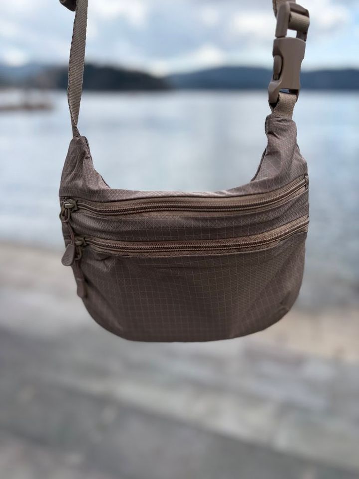 旅先での街歩き用に同素材のミニショルダーバッグ（2,990円）も新調。荷物を分けて入れられて、使い心地もかなりよかったです！