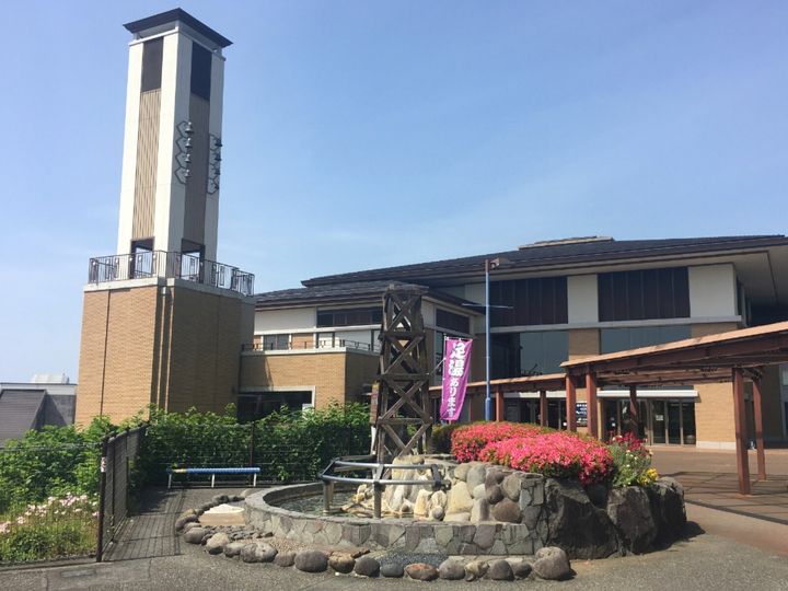 静岡県の伊豆高原温泉は、大室山と城ヶ崎海岸に囲まれた風光明媚な温泉地です。通湯以来、別荘地・アートの街として発展し、ペンションやオーベルジュなど個性豊かな宿が点在。自然の中でのレジャーや美術館巡り、海の幸グルメなど魅力満載の観光地です。