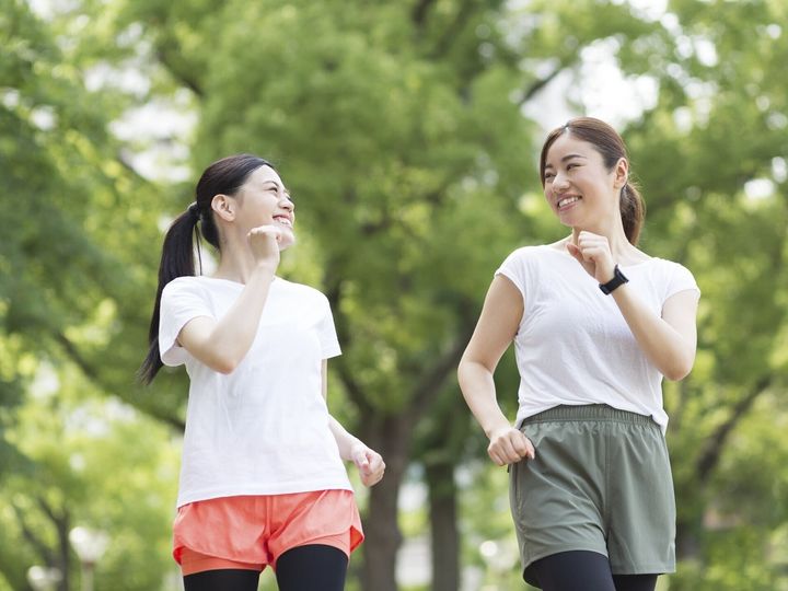 【医師が解説】1日8000歩を歩く日が「多い」人は、メタボを発症しにくいようです。週末にまとめて「歩きだめ」を頑張るのではなく、毎日少しずつでも歩く習慣を取り入れる効果は？ 無理なく健康を維持するコツをご紹介します。（※画像：amanaimages）