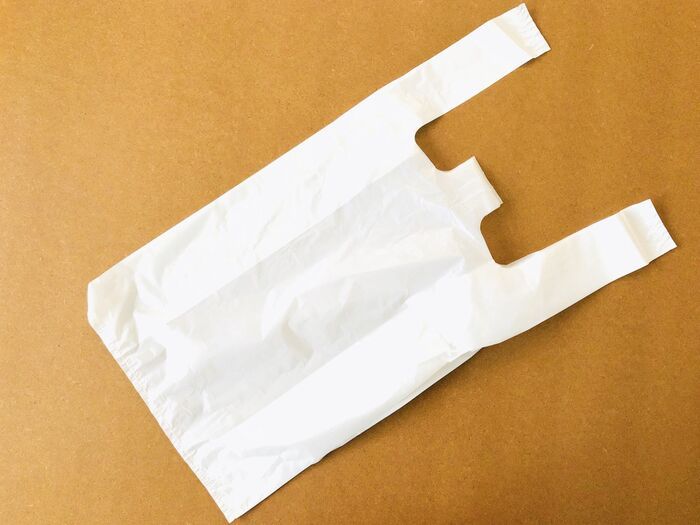 2つのアイスコーヒーを片手でこぼさず持ち歩く裏ワザ。今すぐマネしたくなりますよ♡