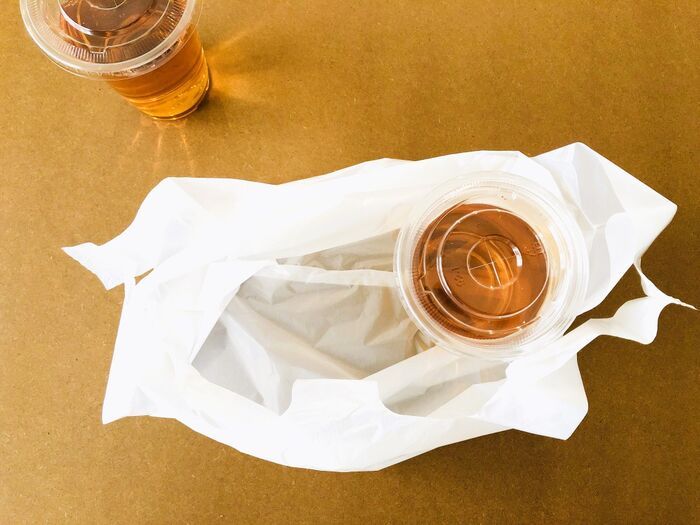 2つのアイスコーヒーを片手でこぼさず持ち歩く裏ワザ。今すぐマネしたくなりますよ♡