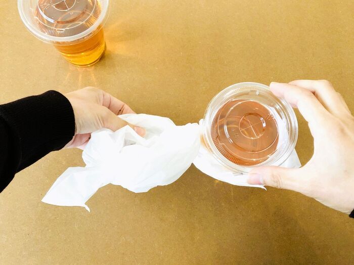 2つのアイスコーヒーを片手でこぼさず持ち歩く裏ワザ。今すぐマネしたくなりますよ♡